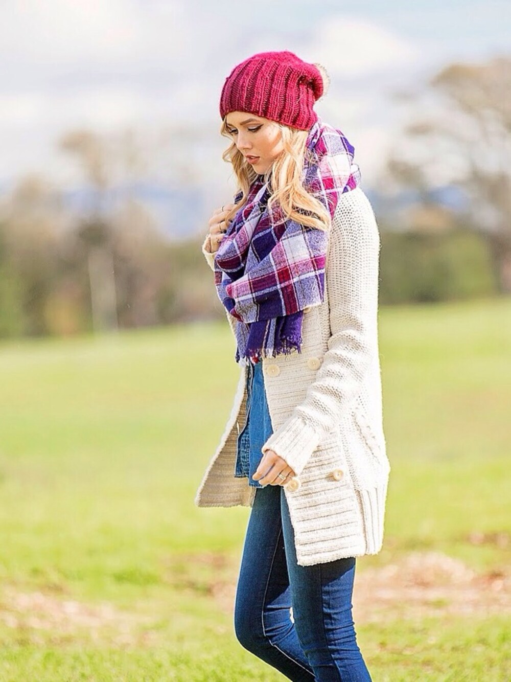 「asos、beanie、cardigan、GAP、hat、Lou & Grey、madewell、scarf、sweater、top」｜Sheridan Gregoryさん（レディース）の冬コーディネートの1枚目の写真