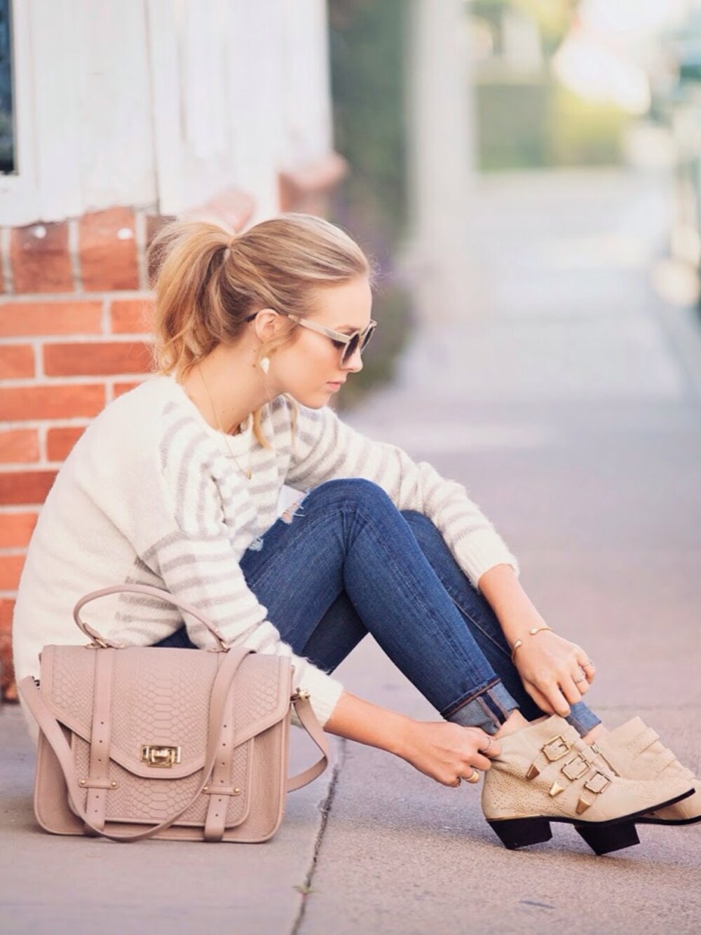 「asos、BAG、booties、Chloe、distressed、DSTLD、fuzzy、gigi、jeans、sweater」｜Sheridan Gregoryさん（レディース）の冬コーディネートの1枚目の写真