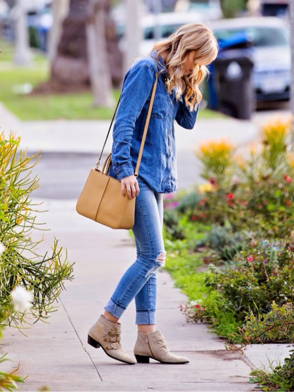 「booties、button down、Chloe、Cross Body Bag、cross-body、Hobo the Original、jeans、Lou & Grey、top、YMI Jeans」｜Sheridan Gregoryさん（レディース）の冬コーディネートの1枚目の写真