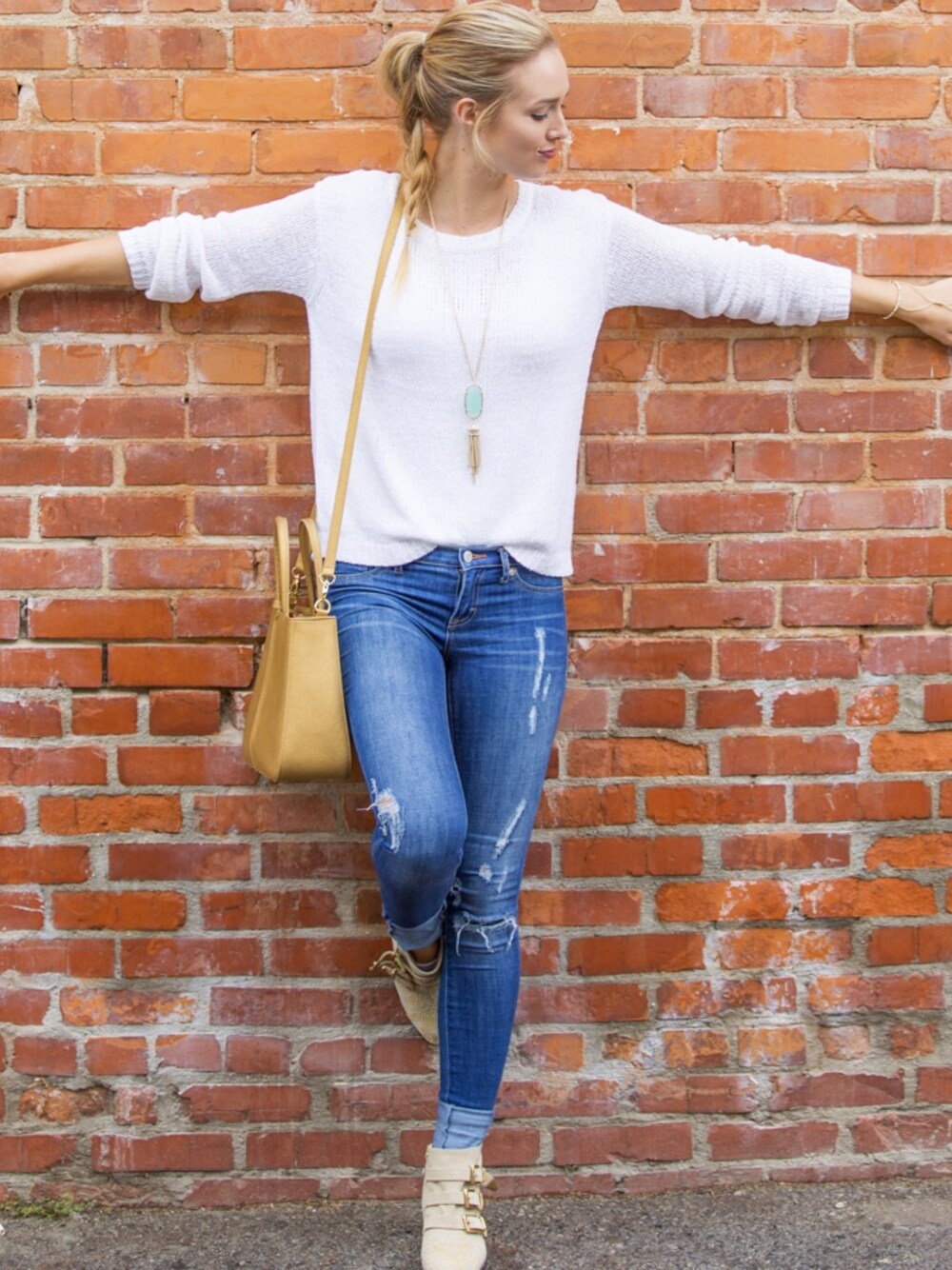 「FOREVER 21、Kendra Scott、knit、necklace、pendant、sweater」｜Sheridan Gregoryさん（レディース）の夏コーディネートの1枚目の写真