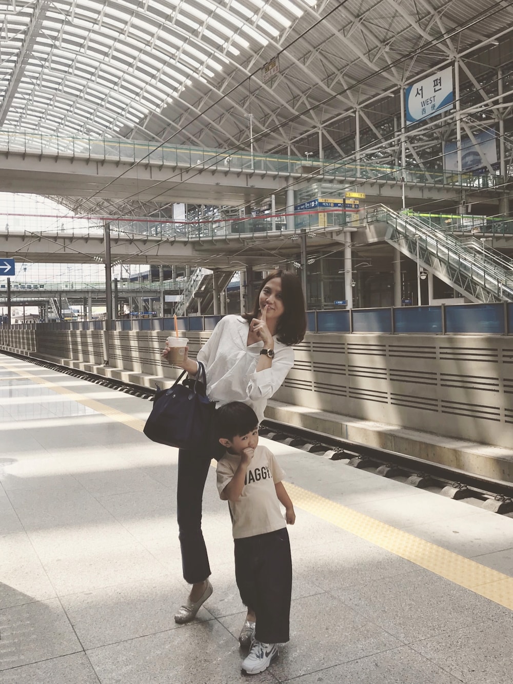 「韓国旅行、子供服、親子コーデ、ママファッション、ママファッショニスタ、夏コーデ、summer、kidsfashion、デニムパンツ、白シヤツ」｜「SPAOのアイテム（シャツ/ブラウス、ホワイト系）」を使った、シェアさん（レディース・160cm）の夏コーディネートの1枚目の写真