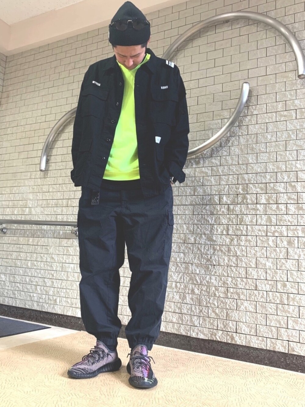 「休日スタイル、UNIQLO、fashion、シュプリーム、supreme、wtaps、NEIGHBORHOOD、ネイバーフッド、ダブルタップス」｜「adidas Originalsのyeezy boost 350 v2 YECHEIL（スニーカー、ブラック系）」を使った、zooyaaaaahさん（メンズ・183cm）の冬コーディネートの1枚目の写真