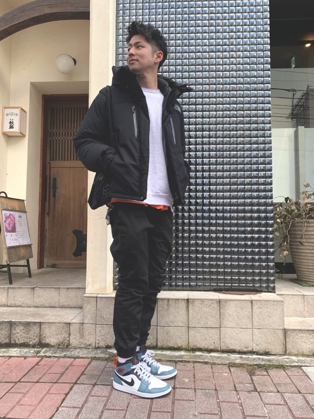 「wtaps、ダブルタップス、バルトロライトジャケット、バルトロ、ノースフェイス、UNIQLO、ユニクロ、エアジョーダン、ジョーダン1、スニーカーコーデ」｜「WTAPSのアイテム（スウェット、ホワイト系）」を使った、zooyaaaaahさん（メンズ・183cm）の冬コーディネートの1枚目の写真