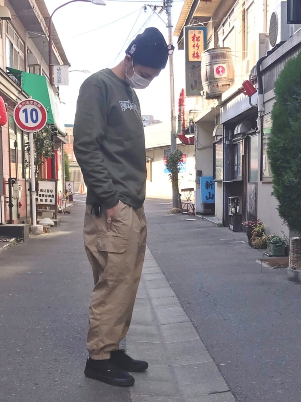 カーゴパンツを使った「fucking awesome」の人気ファッション