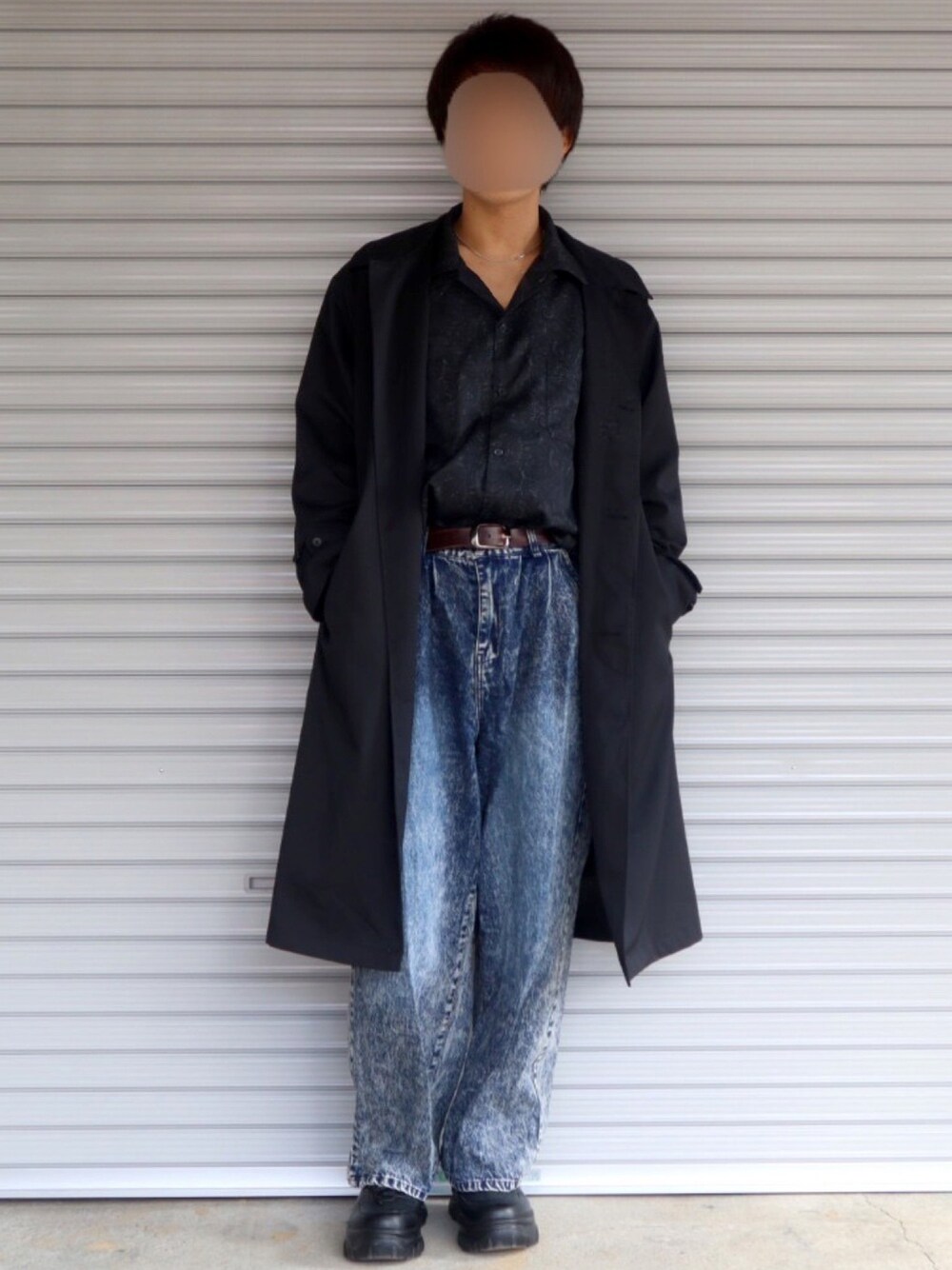 「シンプル、大人カジュアル、春コーデ、春、ワイドパンツ、ステンカラーコート、デニム、デニムパンツ、はるコーデ、おしゃれさんと繋がりたい」｜「ADRERのオーバースプリングステンカラーコート（ステンカラーコート、ブラック系）」を使った、Shinさん（メンズ・178cm）の冬コーディネートの1枚目の写真
