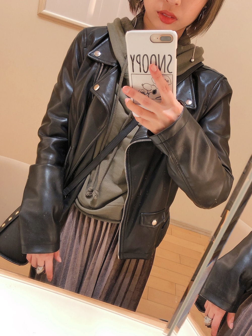 ZARAのパーカーを使った「レザージャケット」の人気ファッション