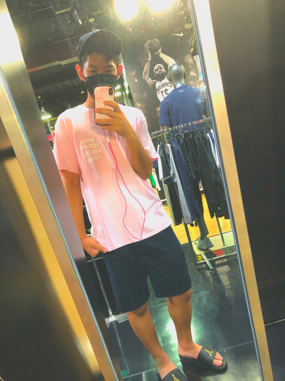 「シンプルコーデ、ヤンキー、黒マスク、夏コーデ、夏、花火大会、ビッグT、antisocialsocialclub、シンプルスタイル、おしゃれさんと繋がりたい」｜「ANTI SOCIAL SOCIAL CLUBのアイテム（Tシャツ/カットソー、ピンク系）」を使った、kkkさん（メンズ・169cm）の夏コーディネートの1枚目の写真