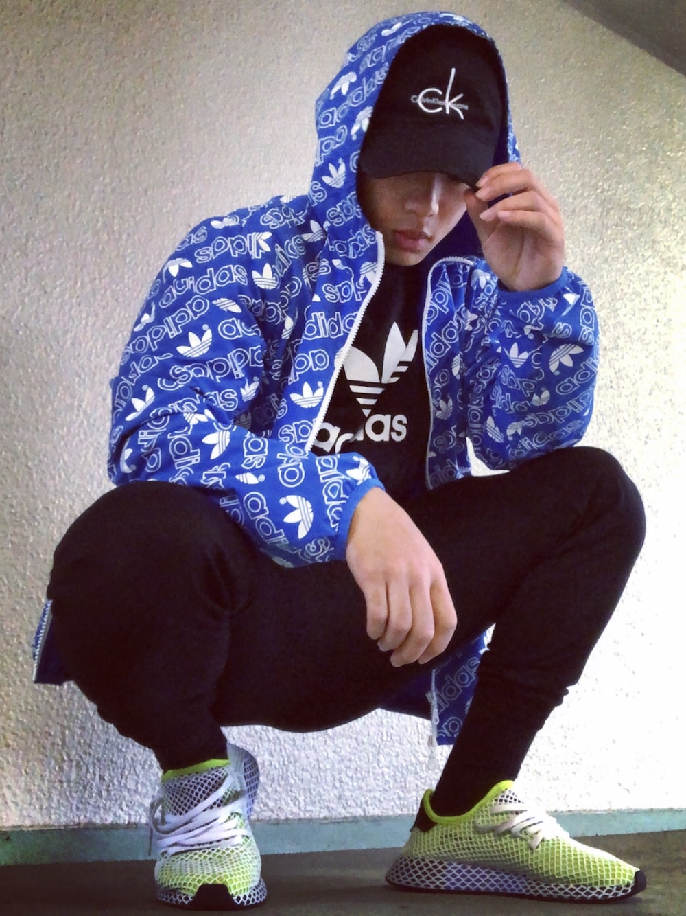 「adidas originals、adidas、アディダス、アディダスオリジナルス、ストリート、ストリートMIX、キャップ、スニーカー、スニーカーコーデ、スニーカー×靴下」｜「adidas Originalsのアイテム（マウンテンパーカー、ブルー系）」を使った、kkkさん（メンズ・171cm）の冬コーディネートの1枚目の写真