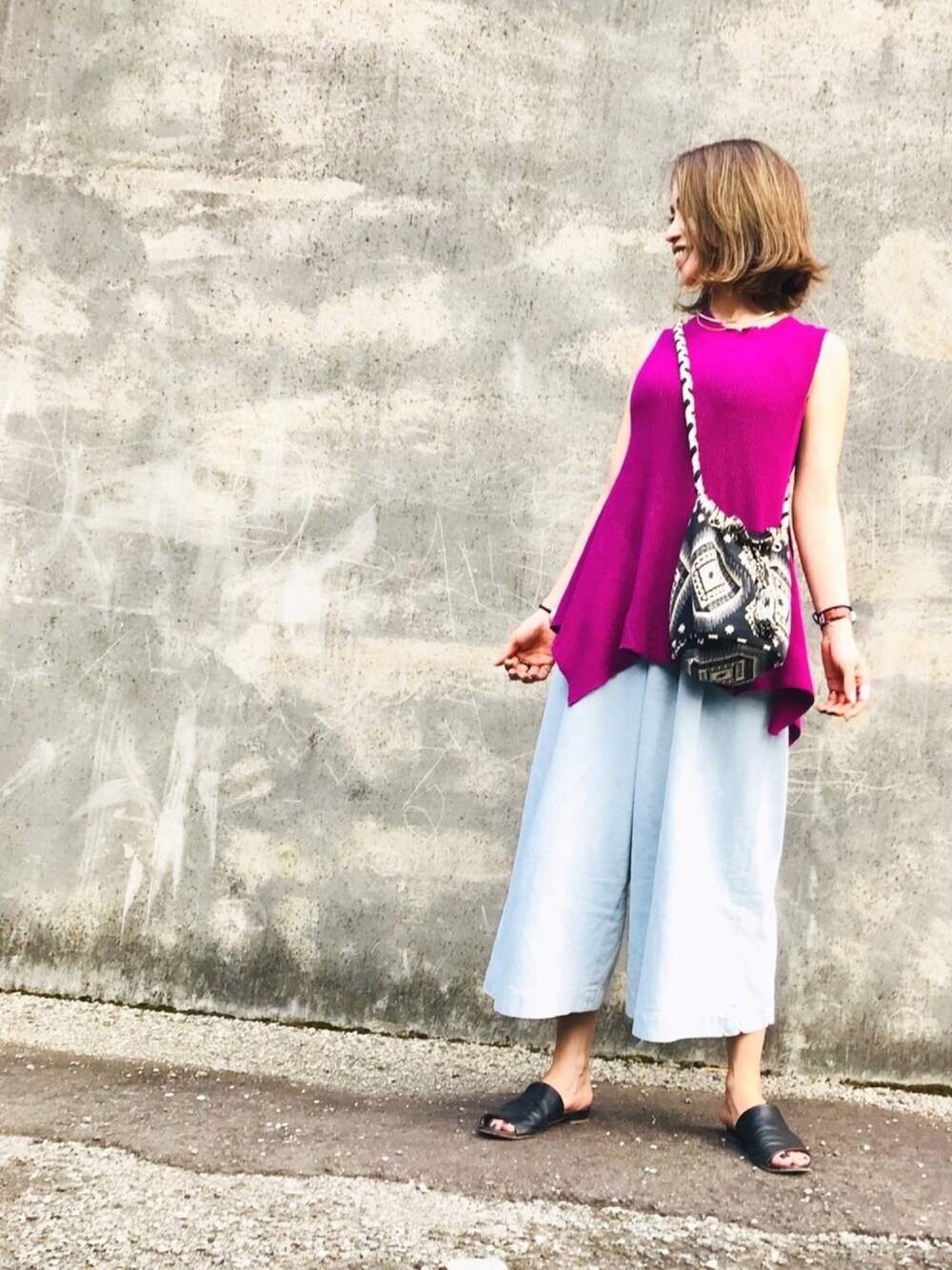 「ビビット、黒サンダル、ワイドパンツ、平日、FABIO RUSCONI 、サマーニット、大人カジュアル、ノースリーブ、パープル」｜「FABIO RUSCONIのFABIO RUSCONI ファビオルスコーニ レザーサンダル（サンダル、ブラック系）」を使った、hanaさん（レディース・161cm）の夏コーディネートの1枚目の写真