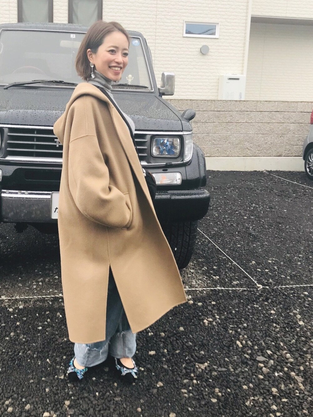 ベージュ系のジャケット/アウター、ブルー系のデニムパンツ、ブラック系のパンプスを着用したレディースの秋コーディネートの1枚目の写真