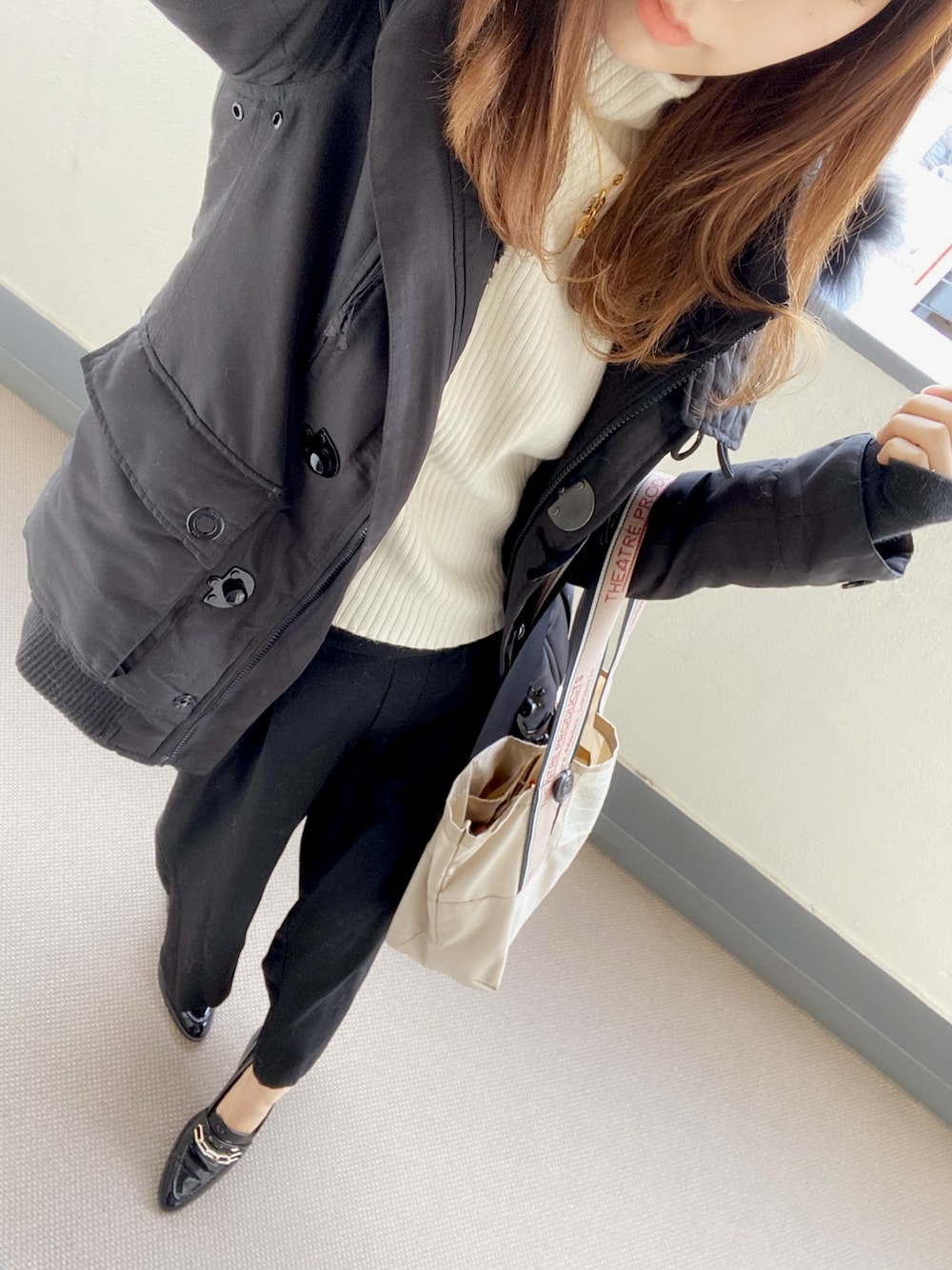 「N3B、SLY、ワイドパンツ、お仕事コーデ、シアタープロダクツ(THEATRE PRODUCTS)、トートバッグ、titivate、白タートルネック、LouisVuitton、ローファー」｜「SLYのアイテム（ジャケット/アウター、ブラック系）」を使った、⊿mey さん（レディース・168cm）の冬コーディネートの1枚目の写真