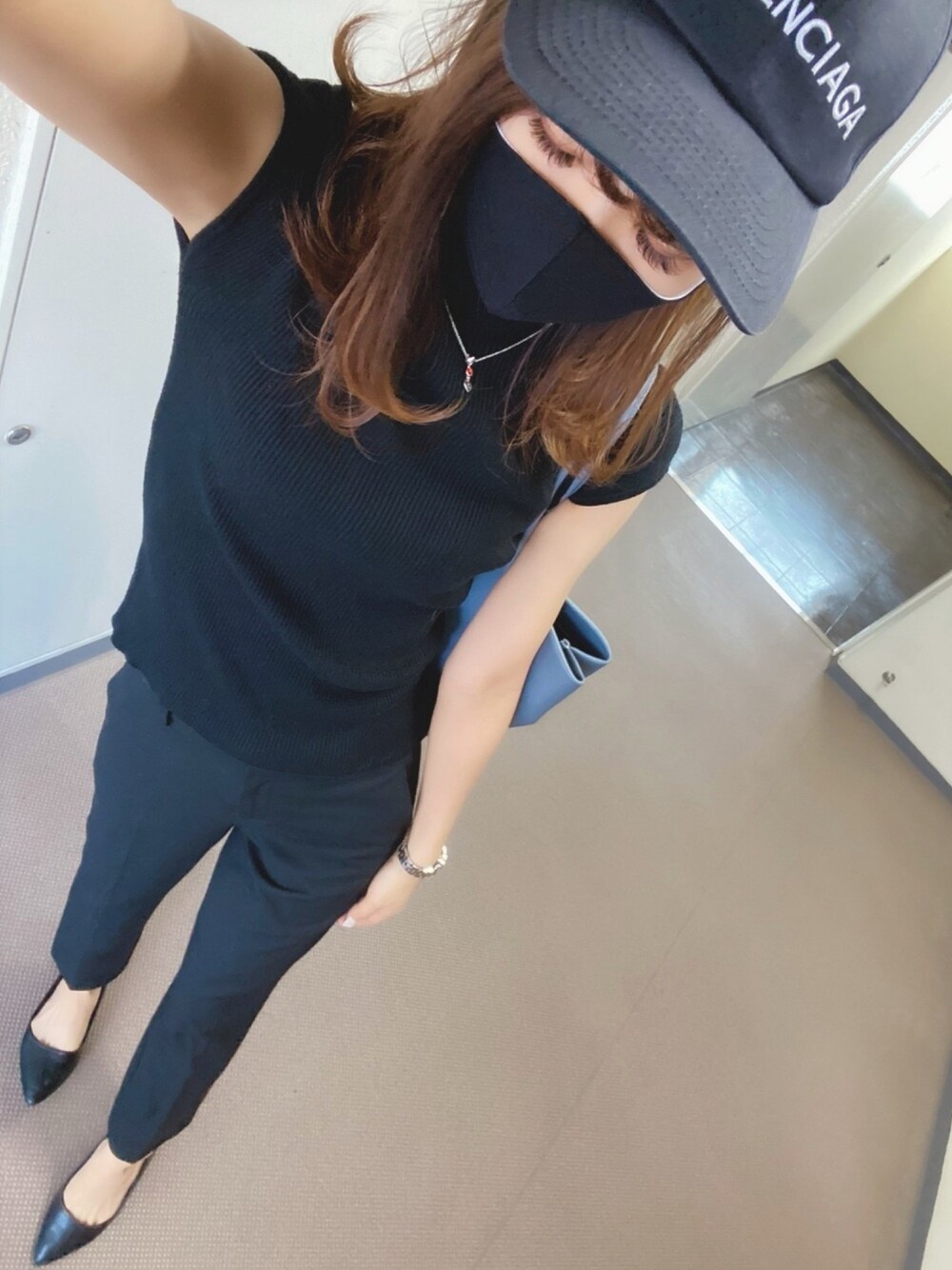 ブラック系のニット/セーター、ブラック系のその他パンツ、ブラック系のパンプスを着用したレディースの夏コーディネートの1枚目の写真