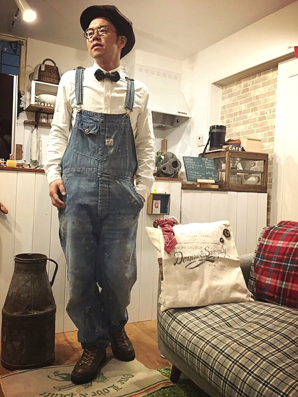 ホワイト系のシャツ/ブラウス、ブルー系のサロペット/オーバーオール、ベージュ系のトートバッグを着用したメンズの春コーディネートの1枚目の写真