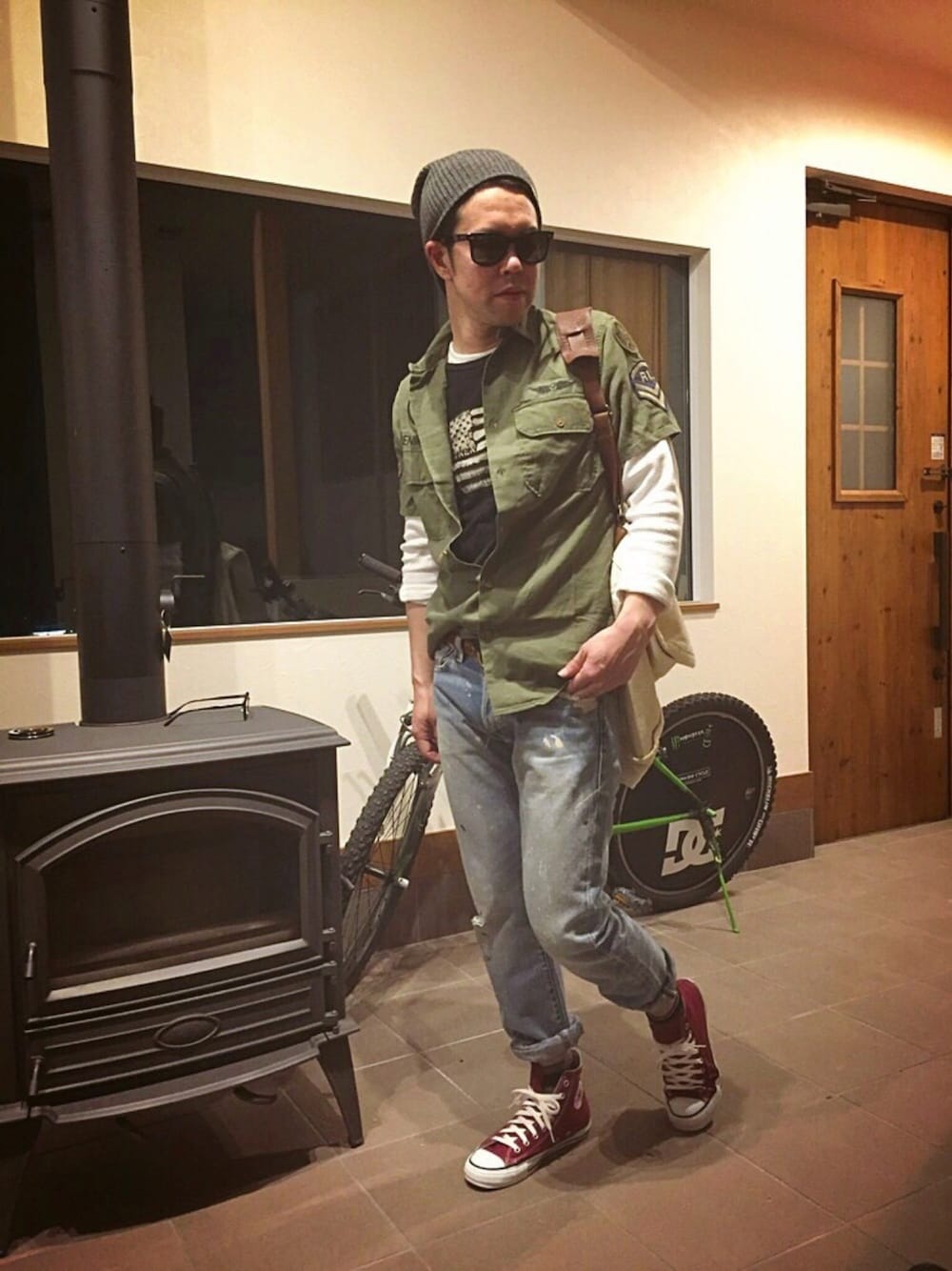 グリーン系のシャツ/ブラウス、ブルー系のデニムパンツ、ブラック系のTシャツ/カットソーを着用したメンズの春コーディネートの1枚目の写真