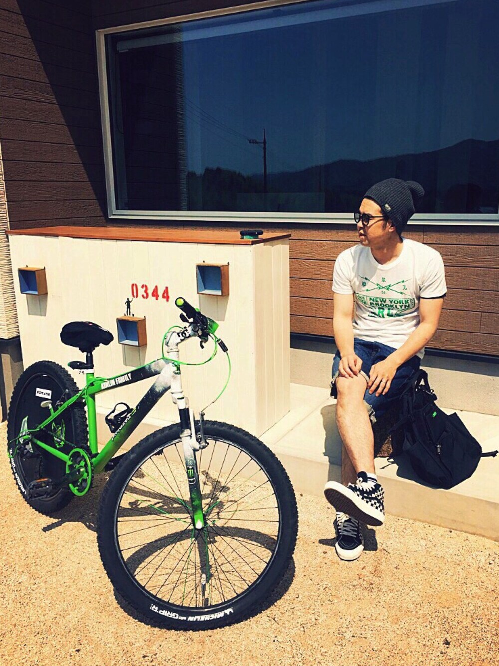 ホワイト系のTシャツ/カットソー、ブルー系のデニムパンツ、ブラック系のスニーカーを着用したメンズの春コーディネートの1枚目の写真