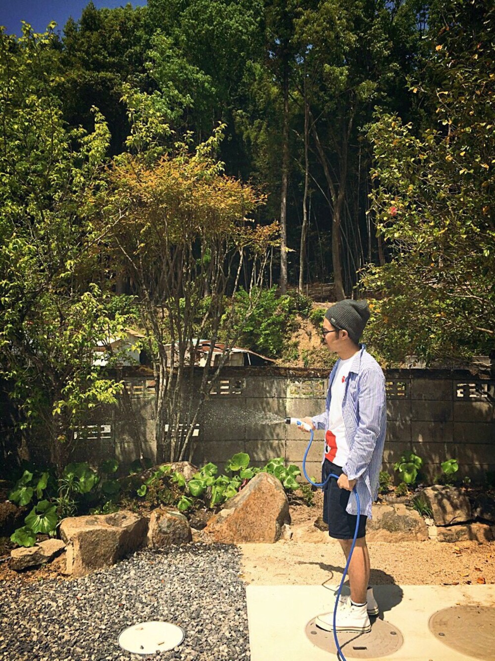 ホワイト系のTシャツ/カットソー、ホワイト系のスニーカー、その他のその他を着用したメンズの春コーディネートの1枚目の写真