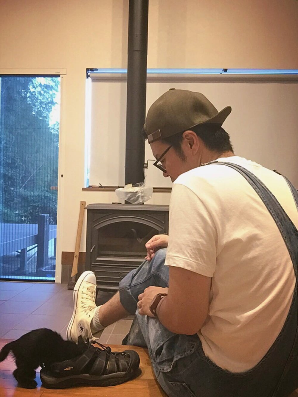 ホワイト系のTシャツ/カットソー、ブルー系のサロペット/オーバーオール、ホワイト系のスニーカーを着用したメンズの夏コーディネートの1枚目の写真