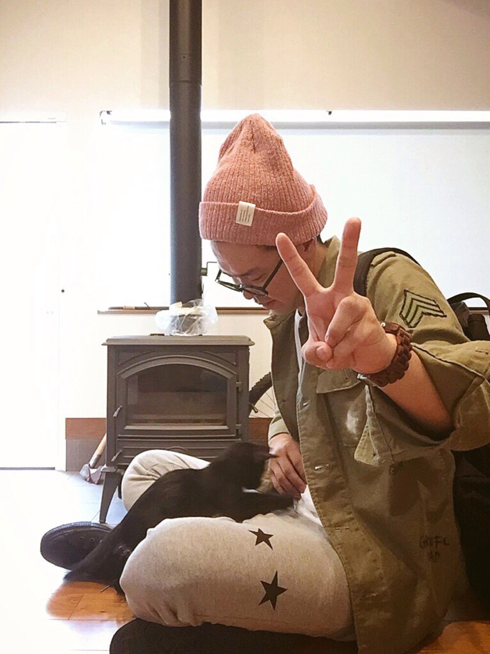 グリーン系のシャツ/ブラウス、ホワイト系のTシャツ/カットソー、グレー系のその他パンツを着用したメンズの秋コーディネートの1枚目の写真