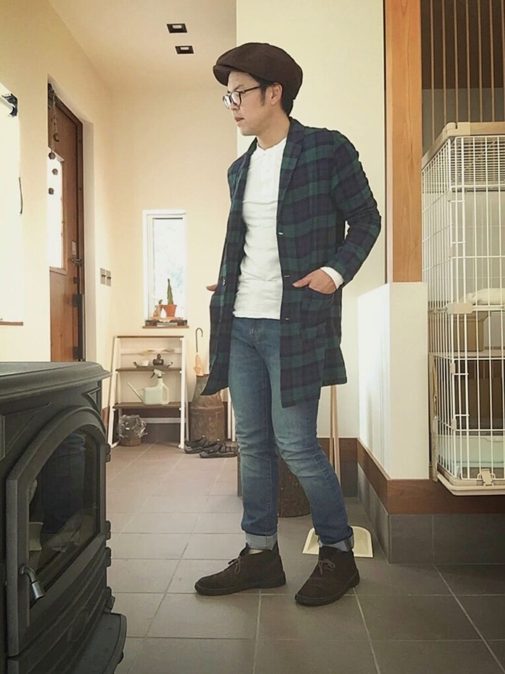 グリーン系のシャツ/ブラウス、ベージュ系のTシャツ/カットソー、ブルー系のデニムパンツを着用したメンズの冬コーディネートの1枚目の写真