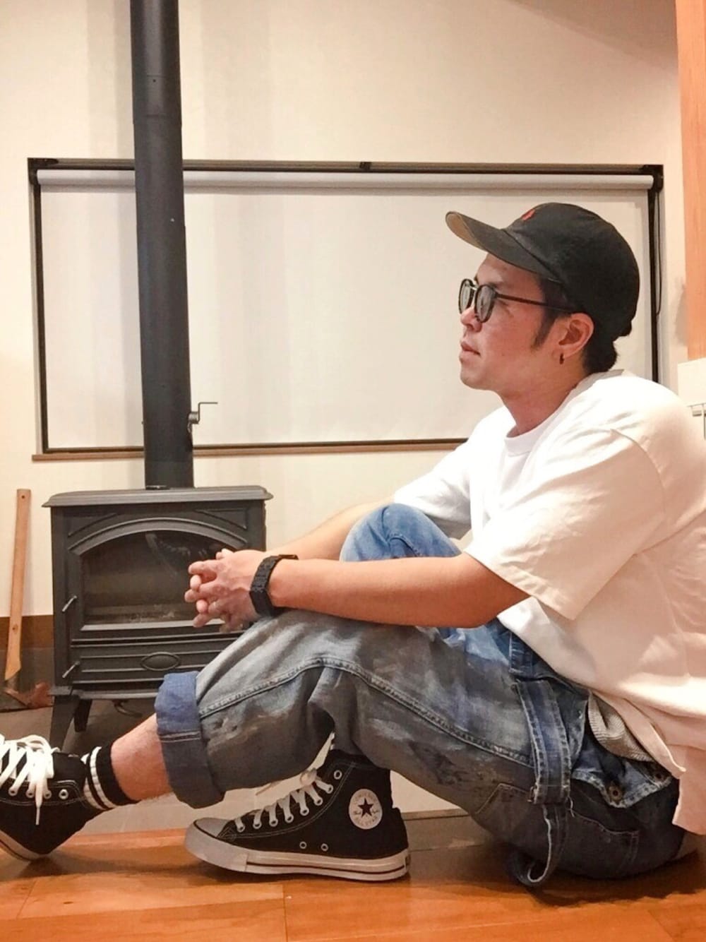 ホワイト系のTシャツ/カットソー、グレー系のトップス、ブルー系のサロペット/オーバーオールを着用したメンズの夏コーディネートの1枚目の写真