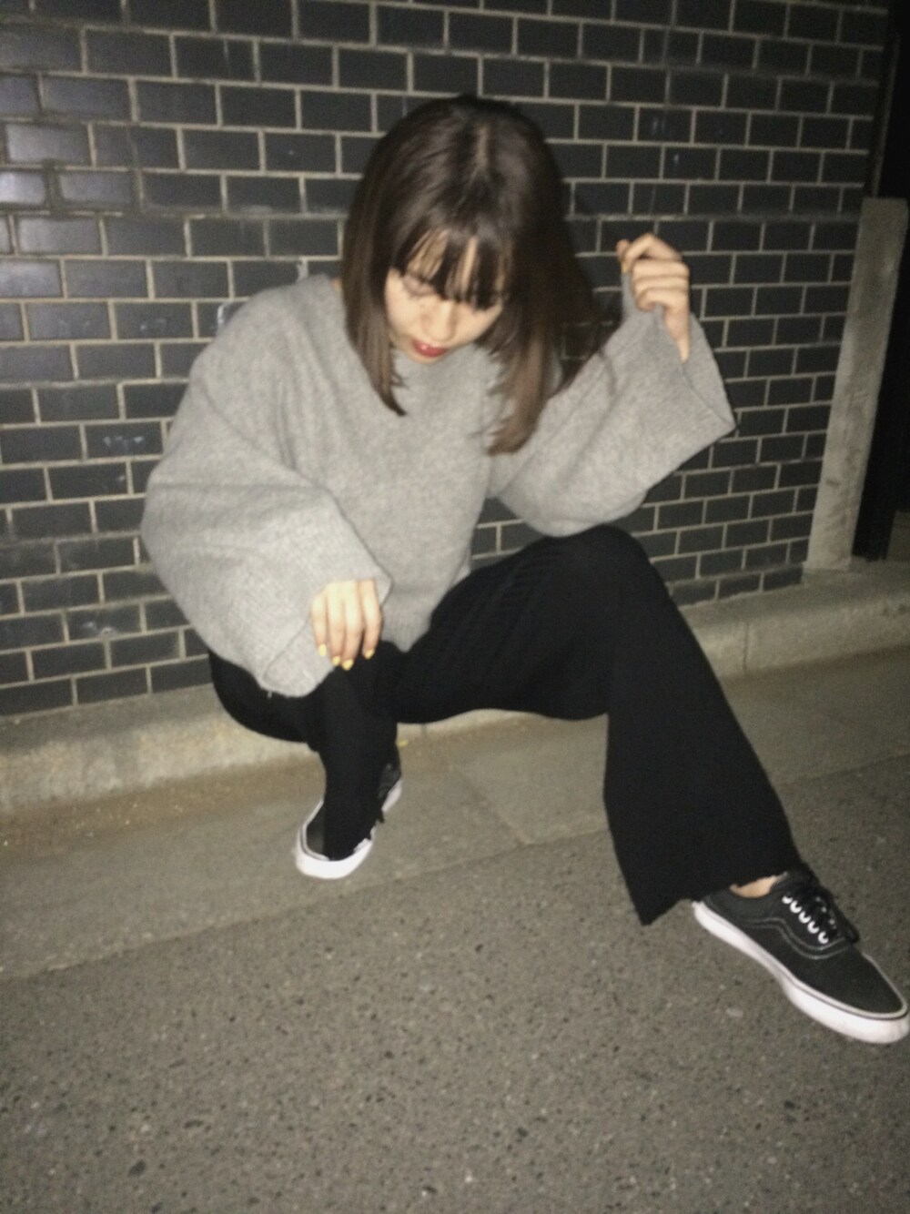 「パンツスタイル、ニットパンツ、フレア、リブニット、黒、グレー、ワイドスリーブ、ゆるコーデ、ざっくりニット、ストリート」｜「SLYのWOOLフレアSLEEVE MG TOPS（ニット/セーター、グレー系）」を使った、マリノ さん（レディース・165cm）の春コーディネートの1枚目の写真