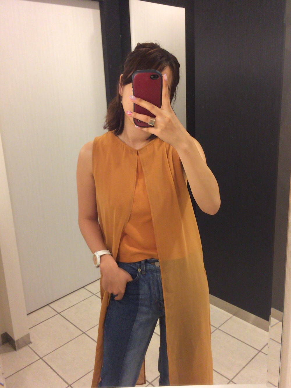 「シンプル、デニムパンツ、リラックススタイル、秋色、オレンジ、デザイントップス、きりっぱなし、デニム、スニーカー、プチプラ」｜「ROOT CO.のiPhone5 iPhone5s iPhoneSE 専用 ROOT CO. Gravity Shock Resist Case. /ROOT CO.×iFace Model（スマホケース/カバー、レッド系）」を使った、マリノ さん（レディース・165cm）の夏コーディネートの1枚目の写真