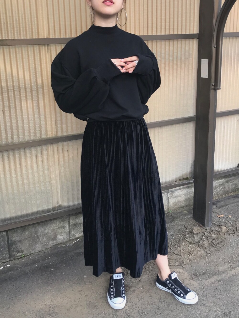 ブラック系のスカート、ブラック系のスリッポン、パープル系のスウェットを着用したレディースの秋コーディネートの1枚目の写真