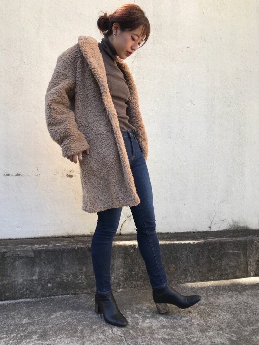 ブルー系のデニムパンツ、ブラウン系のジャケット/アウター、ブラウン系のニット/セーターを着用したレディースの秋コーディネートの1枚目の写真