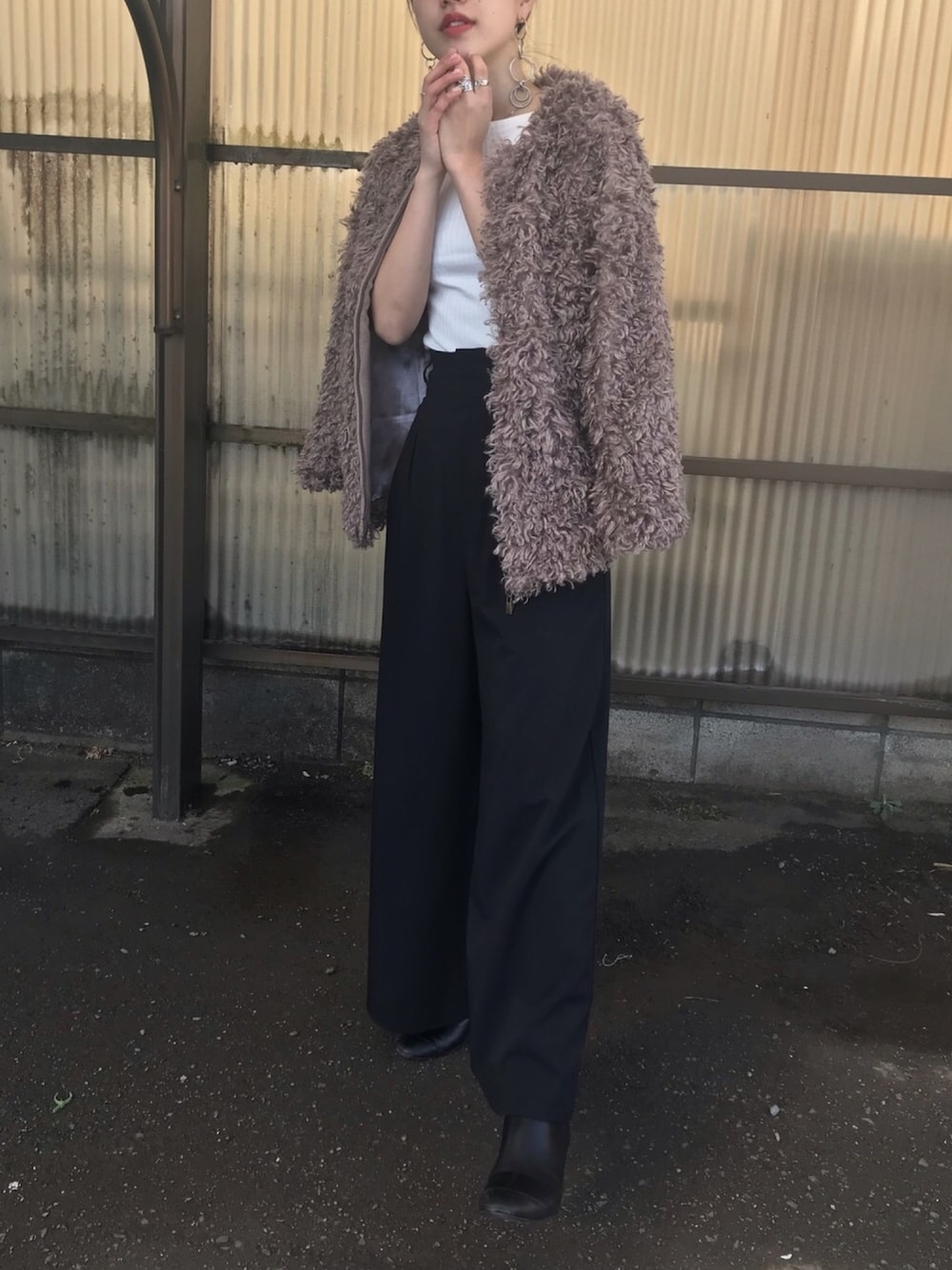 「お気に入りの服でデートに行こう、休日スタイル、ラクチンコーデ、リブニット、もこもこ、プードルコート、きれいめカジュアル、ecrum、プチプラコーデ、シンプル」｜「ecrumのa009_volume poodle fur blouson（ジャケット/アウター、ブラウン系）」を使った、マリノ さん（レディース・165cm）の冬コーディネートの1枚目の写真