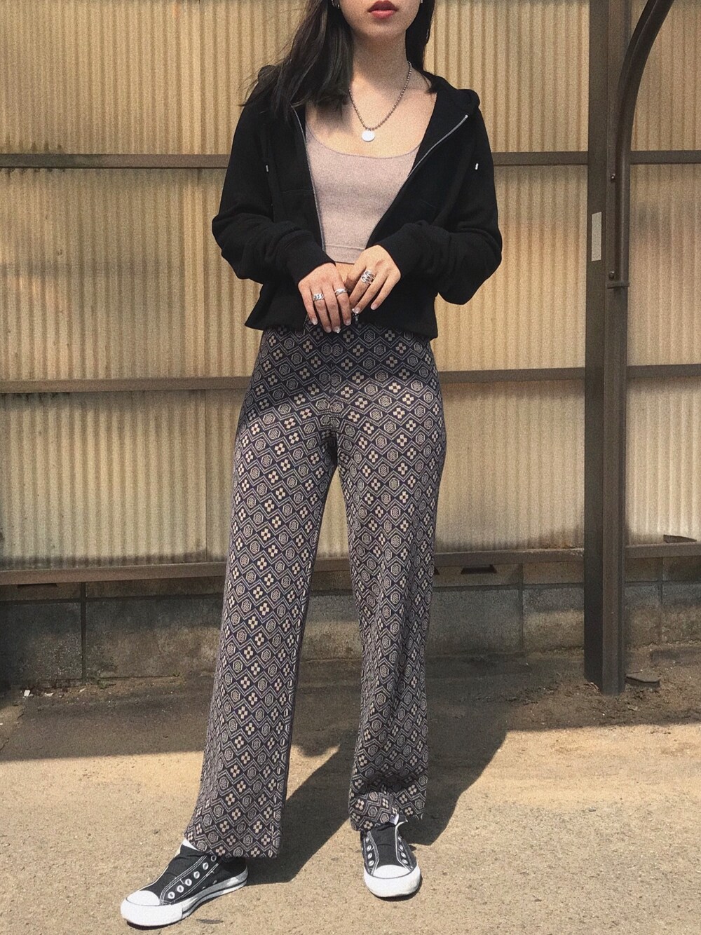 「休日スタイル、お洒落さんとつながりたい、シンプル、和柄、Juemi、ecrum、ハイウエストパンツ、キャミソール、ZOZO、converse」｜「ETRE TOKYOのWストラップニットキャミソール（キャミソール、ブラック系）」を使った、マリノ さん（レディース・165cm）の春コーディネートの1枚目の写真