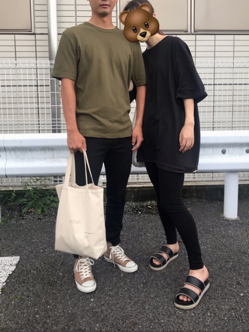 ブラック系のTシャツ/カットソー、ベージュ系のトートバッグを着用したレディースの秋コーディネートの1枚目の写真