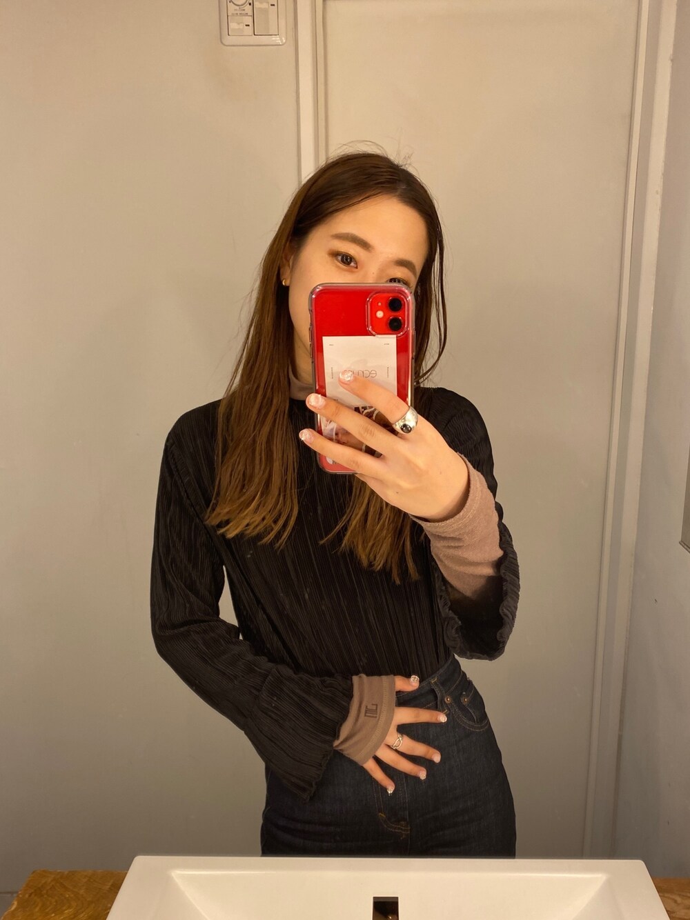 ブルー系のデニムパンツ、シルバー系のリングを着用したレディースの冬コーディネートの1枚目の写真