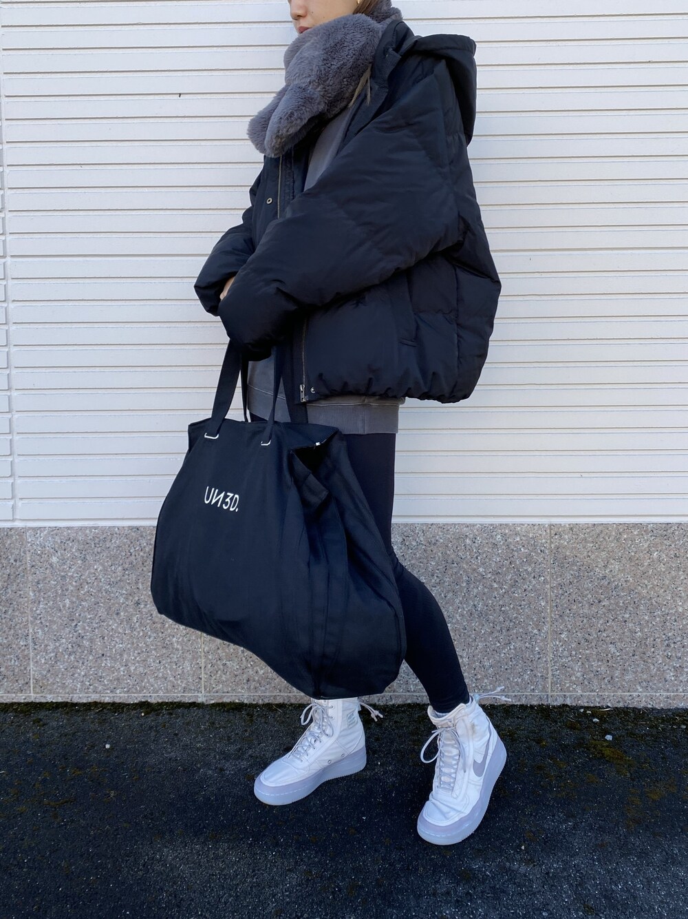 ブラック系のダウンジャケット/コートを着用したレディースの冬コーディネートの1枚目の写真