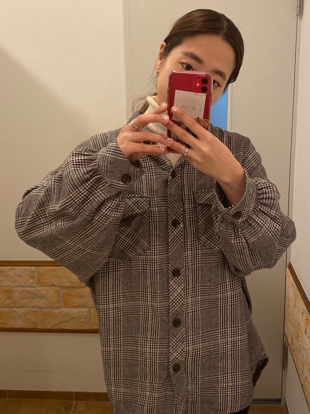 グレー系のシャツ/ブラウス、シルバー系のリングを着用したレディースの冬コーディネートの1枚目の写真