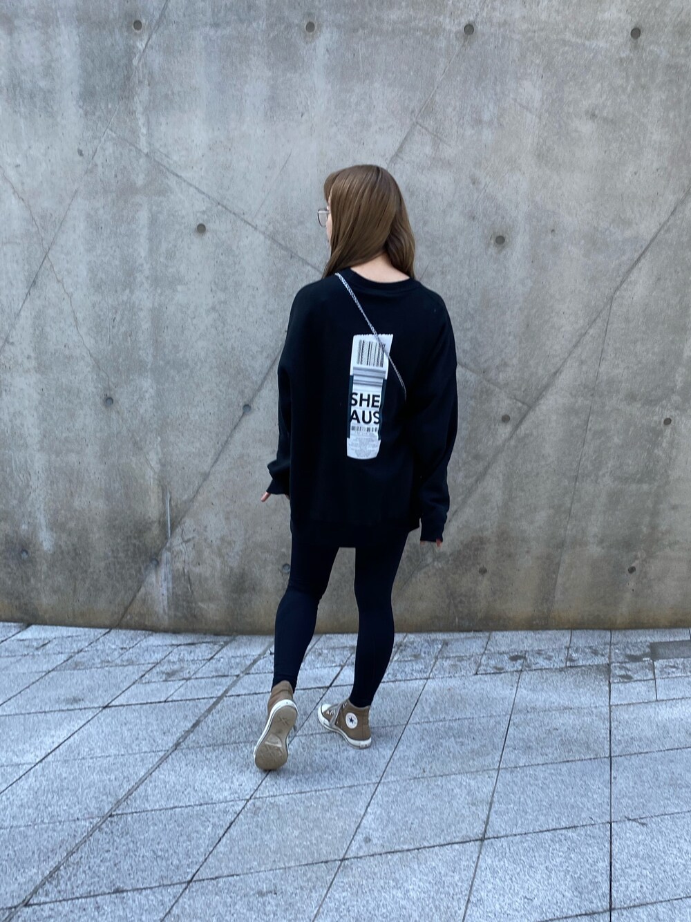 「シンプルコーデ、パステル映える春、パンツスタイル、レギンス、トレーナー、スウェットワンピース、だぼだぼ、ゆるコーデ、ゆるゆる、オールブラック」｜「Australia🐨のアイテム（スウェット、ブラック系）」を使った、マリノ さん（レディース・165cm）の春コーディネートの1枚目の写真