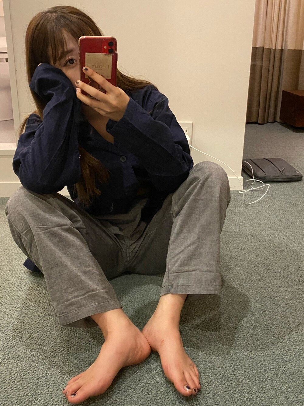 ブルー系のトップスを着用したレディースの秋コーディネートの1枚目の写真