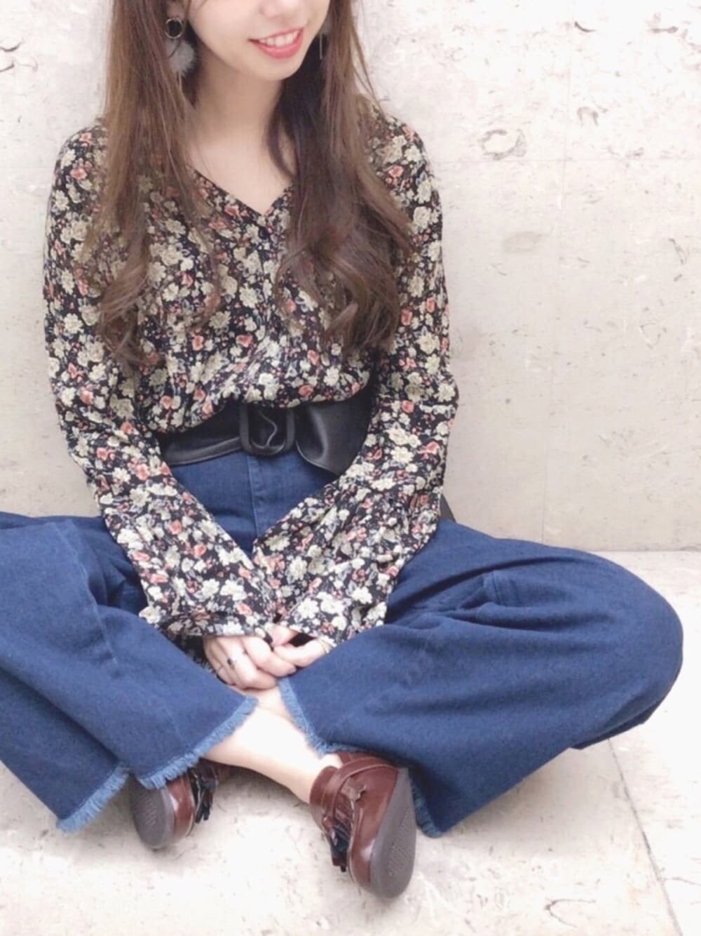 「サッシュベルト、ワイドパンツ、ブラウス、ベルスリーブ、忘年会、ベレー帽、archives、花柄」｜「archivesのフリンジデニムワイド（デニムパンツ、ブルー系）」を使った、AYA0119さん（レディース・161cm）の冬コーディネートの1枚目の写真