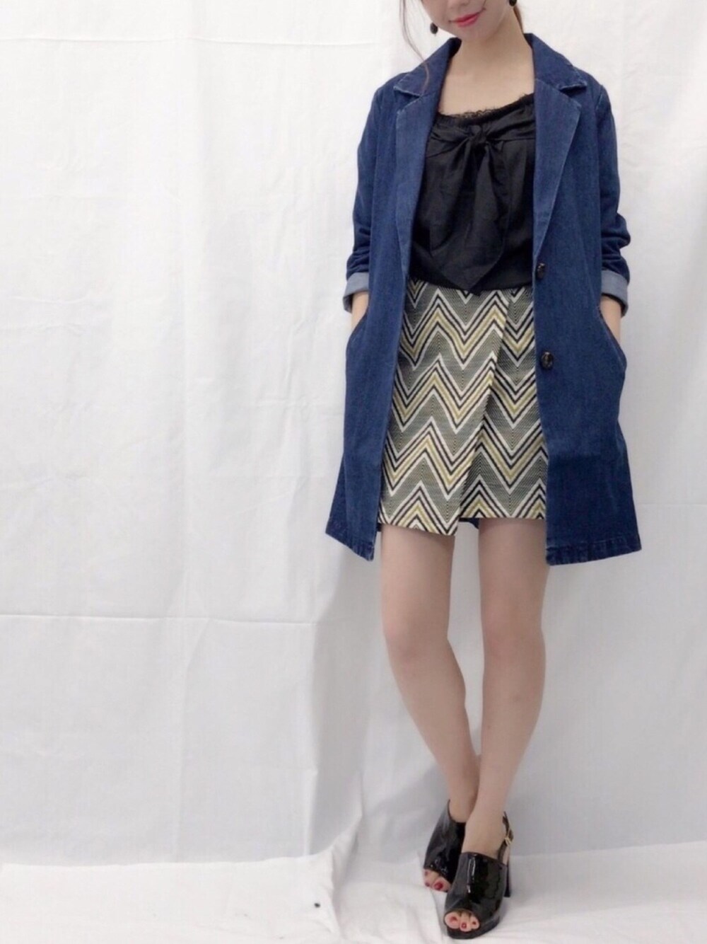 「休日スタイル、archives、デニムジャケット、デニムアウター、コート、ootd、denim、ロングコート、ブラウス、ラップスカート」｜「archivesの【WEB限定予約】バックストラップサンダル（サンダル、ブラック系）」を使った、AYA0119さん（レディース・161cm）の冬コーディネートの1枚目の写真