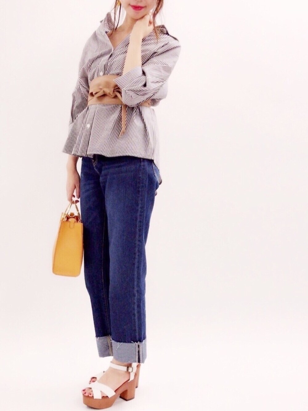「春コーデ、春、デニム、archives、サンダル、ootd、ピクニック、サッシュベルト、ビッグシャツ、ベルイエロー、美女と野獣キャンペーン」｜「archivesのクロスベルトサンダル（サンダル、ホワイト系）」を使った、AYA0119さん（レディース・161cm）の春コーディネートの1枚目の写真