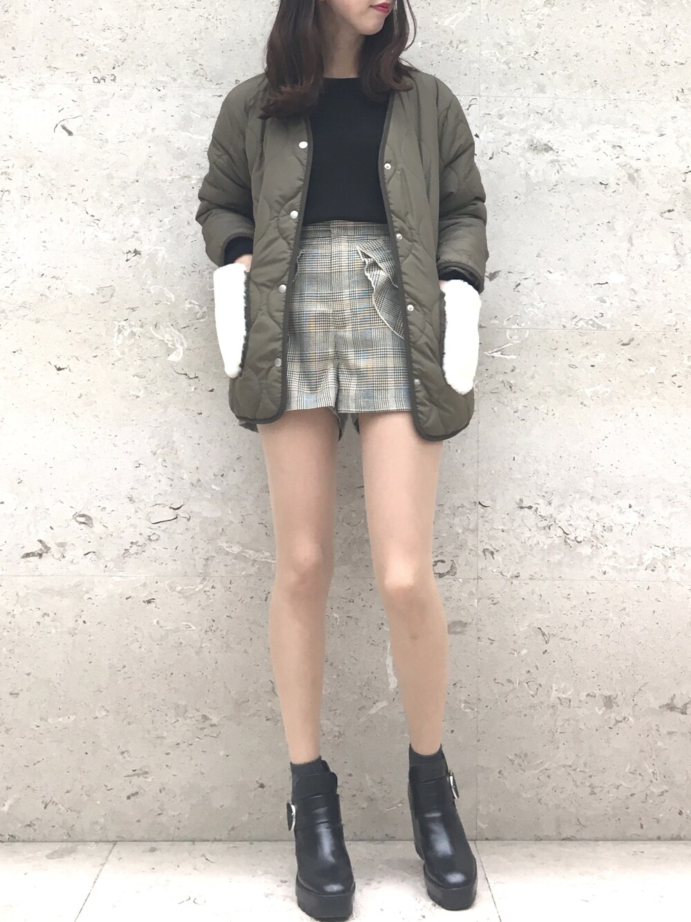 「シンプルコーデ、ショートパンツ、ootd、archives、オトナカジュアル、ファー、キルティング、フリル、ふわふわ」｜「archivesの中綿キルトファーポケットコート（ミリタリージャケット、グリーン系）」を使った、AYA0119さん（レディース・161cm）の冬コーディネートの1枚目の写真