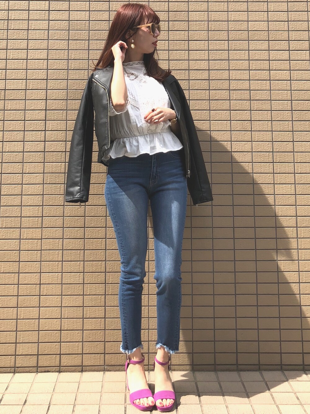 「シンプルコーデ、春コーデ、archives、デニムパンツ、スキニーデニム、スキニー、サンダル、オトナカジュアル、ootd」｜「archivesのファッショングラス（サングラス、ベージュ系）」を使った、AYA0119さん（レディース・161cm）の春コーディネートの1枚目の写真