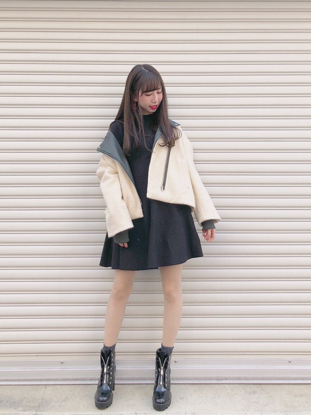 「シンプルおしゃれが好き、ボアジャケット、大人ガーリー、outfit、休日スタイル、シンプルコーデ、黒、ビッグシルエット、ootd、ZARA」｜「archivesのボア×フェイクレザーライダースジャケット（ライダースジャケット、ホワイト系）」を使った、AYA0119さん（レディース・162cm）の秋コーディネートの1枚目の写真