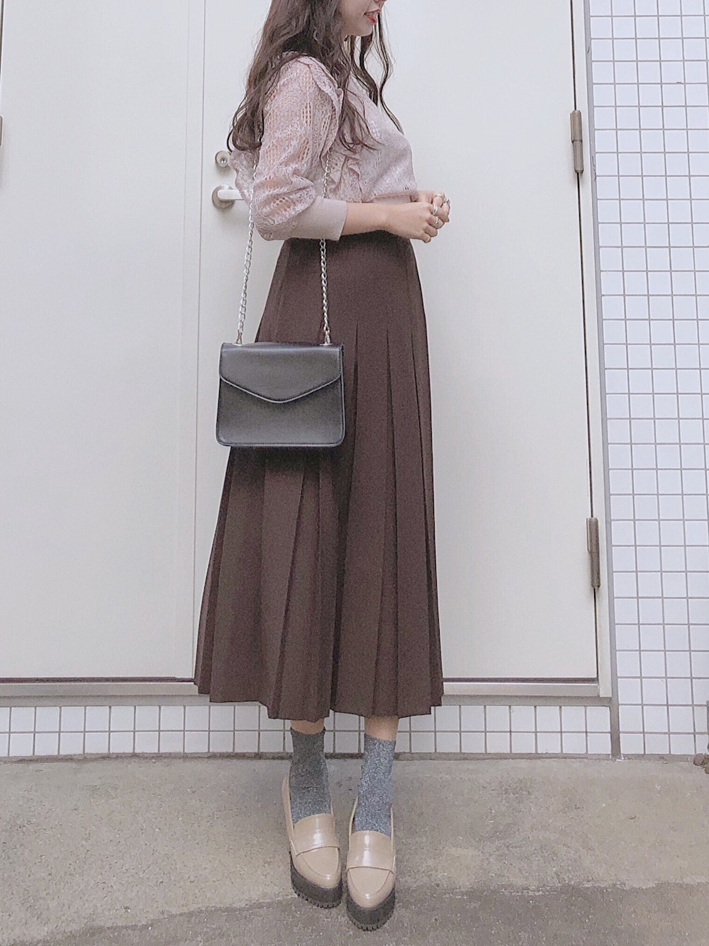 「シンプル、春色、ベージュ、ベージュコーデ、ブラウン、ootd、amerge.、archives、ハイネック」｜「archivesのヒールローファー（ローファー、ベージュ系）」を使った、AYA0119さん（レディース・162cm）の冬コーディネートの1枚目の写真