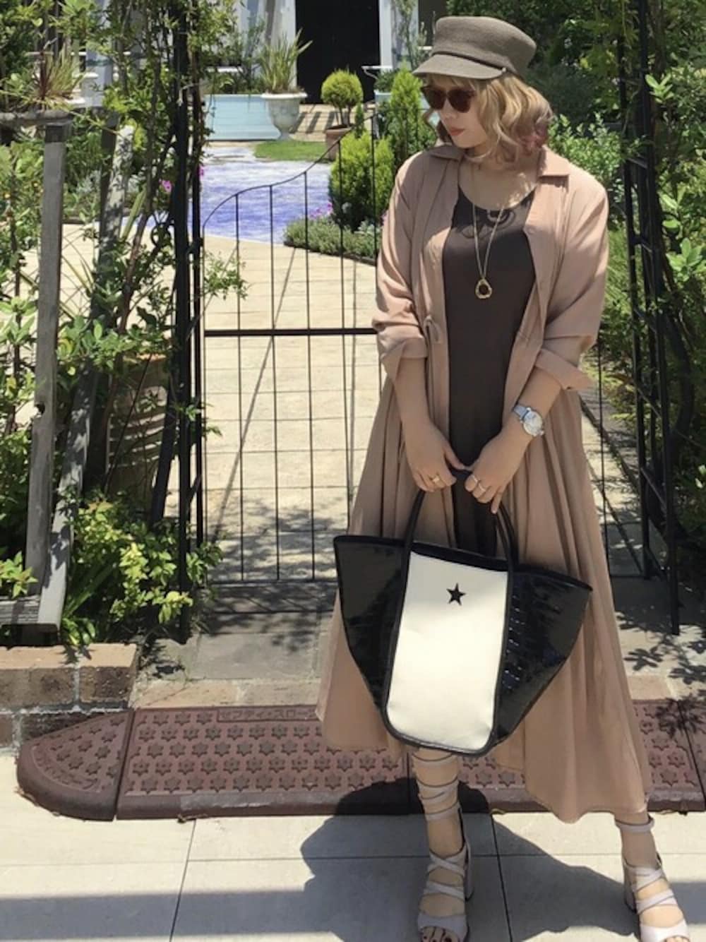 「トートバッグ、キャップ、サングラス、キャスケット、きれいめカジュアル、RAYBAN、オトナカジュアル、scrapbook、スクラップブック、atneK」｜「atneKの【atneK】クロコ×キャンバストート（トートバッグ、ブラック系）」を使った、kdtさん（レディース・158cm）の夏コーディネートの1枚目の写真