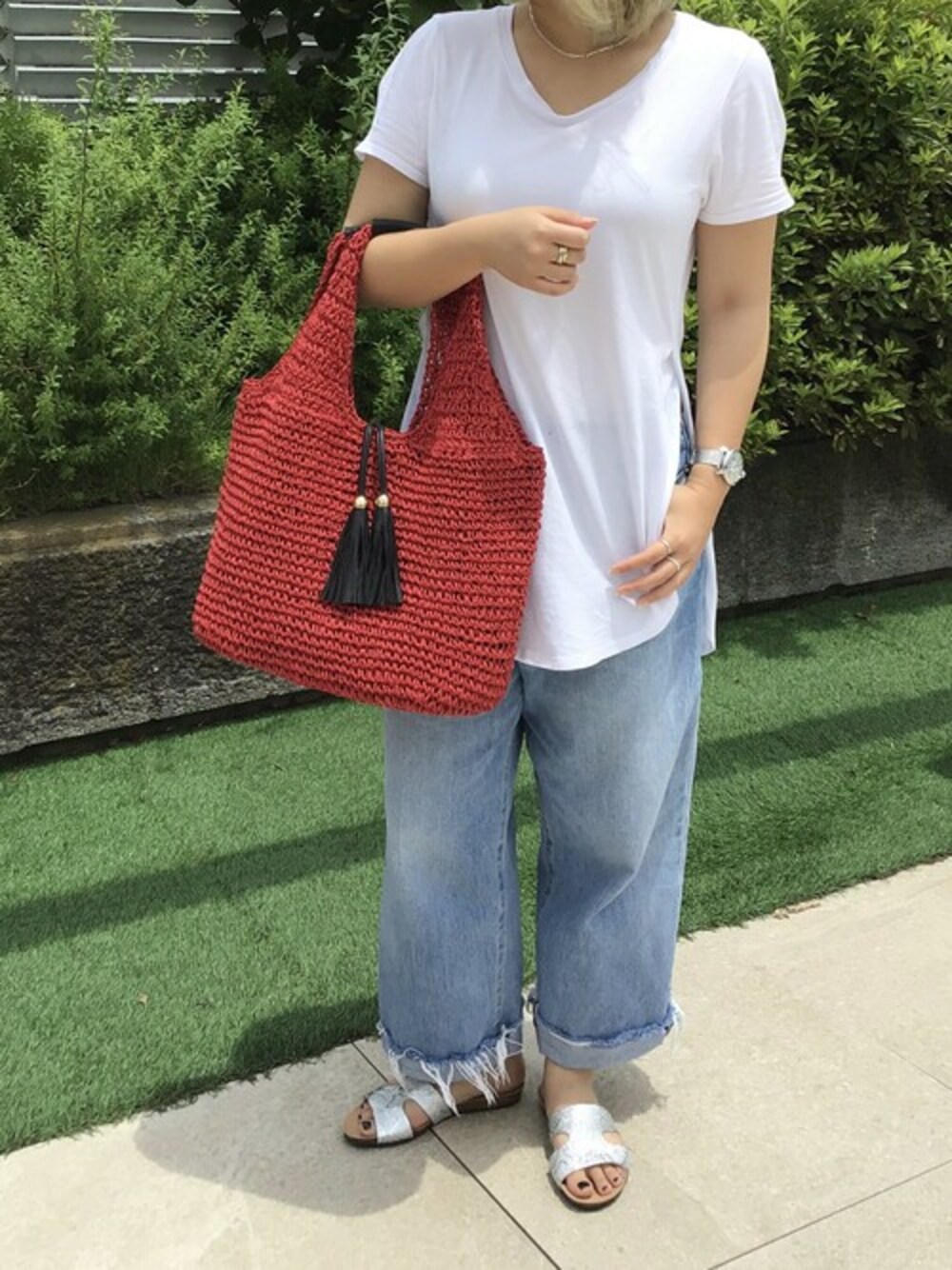 「レッド、サンダル、カゴバック、シルバーサンダル、タッセルバッグ、オトナカジュアル、ペーパーバッグ、PLAKTON、scrapbook、スクラップブック」｜「Scrap Bookの【Scrap Book】ペーパートート（トートバッグ、レッド系）」を使った、kdtさん（レディース・158cm）の夏コーディネートの1枚目の写真