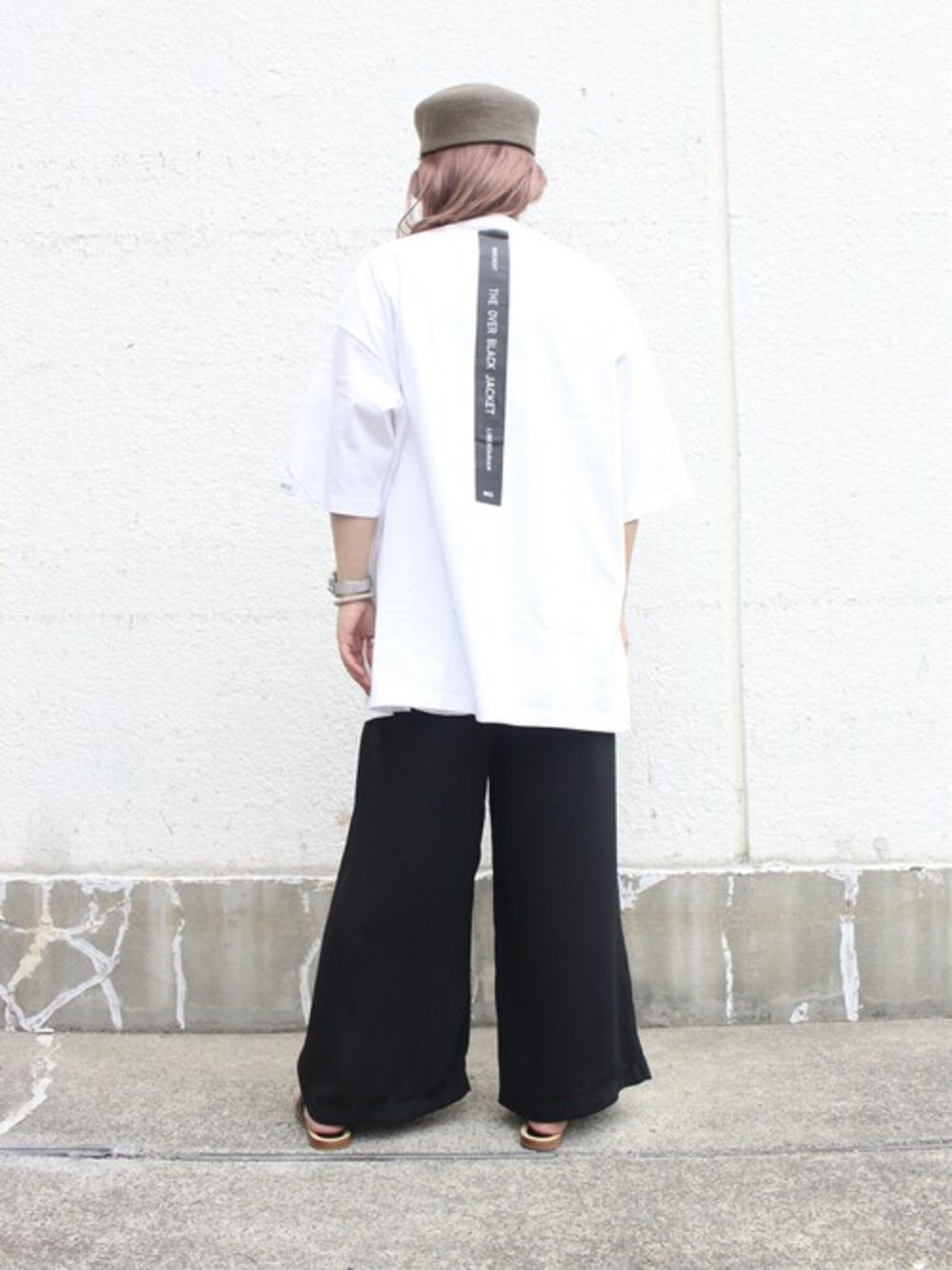 ホワイト系のTシャツ/カットソーを着用したレディースの春コーディネートの1枚目の写真