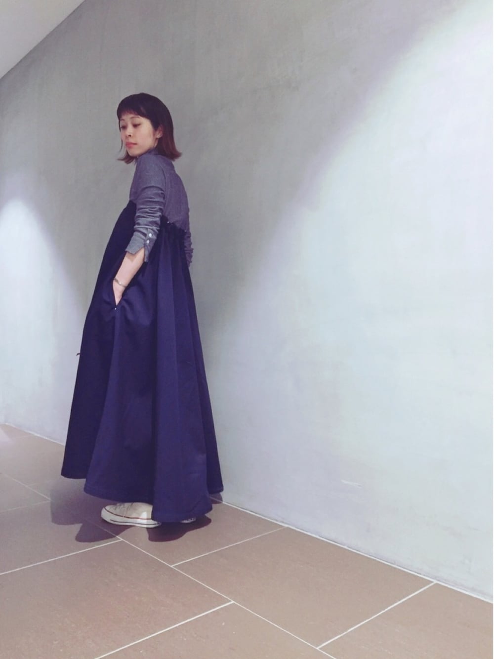 「k3&co、CINOH、カジュアル、春コーデ、converse、ワンピース、バックスタイル、ネイビー、ネイビーコーデ、STUDIOUS」｜「k3&co.のDickies×k3&co. Summer Dress（ワンピース、ブルー系）」を使った、足立つくしさん（レディース・165cm）の冬コーディネートの1枚目の写真