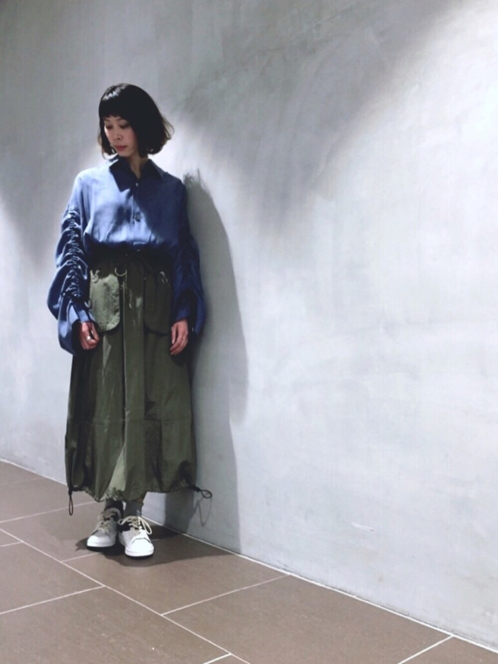 「ストリートカジュアル、ボリュームスリーブ、マキシスカート、ストリートモード、スニーカー、デニム、春コーデ、g.v.g.v.、MYNE、STUDIOUS」｜「G.V.G.V.のDENIM DRAWSTRING SLEEVE SHIRT（シャツ/ブラウス、ブルー系）」を使った、足立つくしさん（レディース・165cm）の冬コーディネートの1枚目の写真