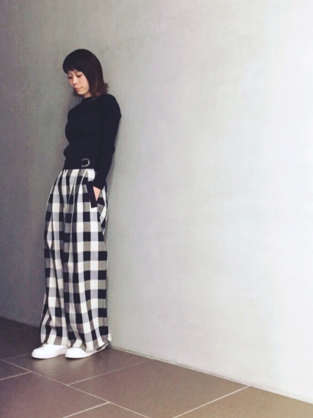 「シンプル、スニーカーコーデ、オトナカジュアル、チェック、ハイウエスト、ネイビー、CINOH、WRAPINKNOT、MYNE、STUDIOUS」｜「WRAPINKNOTのアイテム（ニット/セーター、ブルー系）」を使った、足立つくしさん（レディース・165cm）の冬コーディネートの1枚目の写真