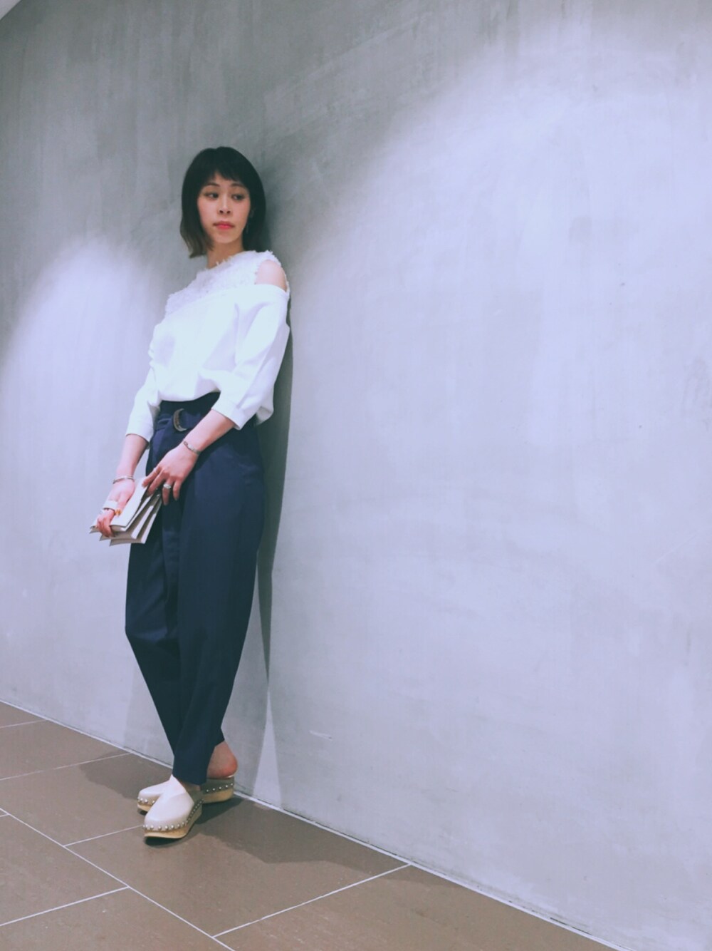 「オトナカジュアル、キレイめ、はるコーデ、オフショル、ハイウエスト、ミュール、ELENDEEK、WRAPINKNOT、pippichic、STUDIOUS」｜「ELENDEEKのアイテム（ニット/セーター、ホワイト系）」を使った、足立つくしさん（レディース・165cm）の冬コーディネートの1枚目の写真